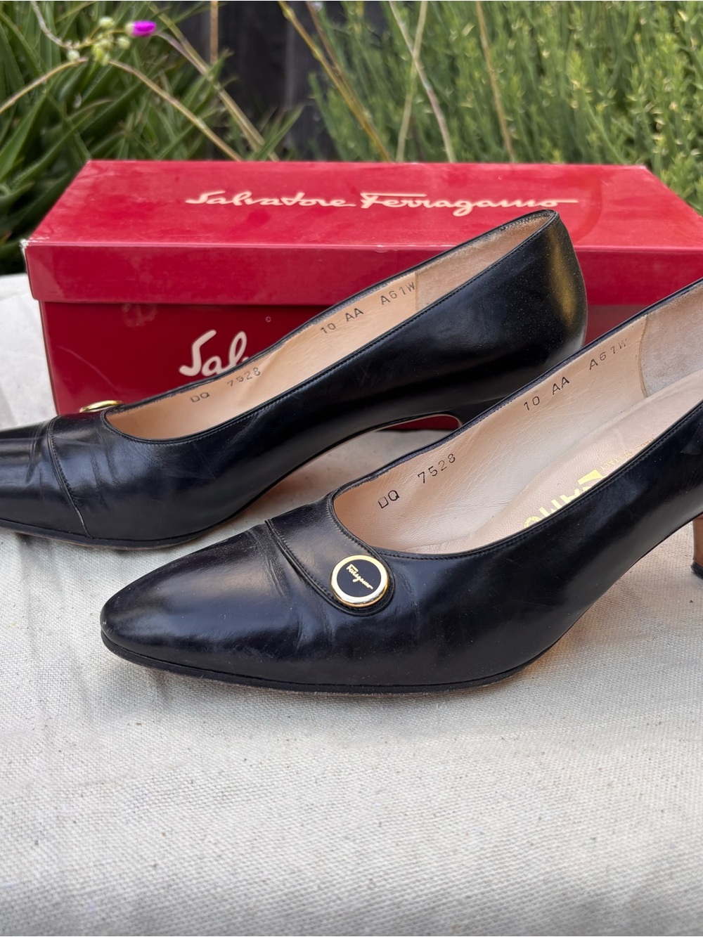 Vintage Salvatore Ferragamo Black Leather Pumps Gold Logo 10 AA